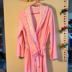 NWOT VINTAGE KINGLY vpink robe features a distinctive white lace-trimmed